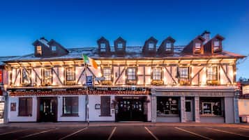 Bagian depan properti - sore/malam