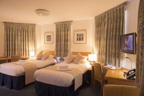 Standard Twin Room | Free WiFi, bed sheets - Madingley Hall (Cambridge)