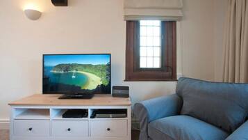 Cottage | Living room | Flat-screen TV