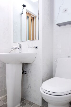 Double Room | Bathroom | Shower, hair dryer, slippers, towels - Hostel KW Gangnam (Seoul)
