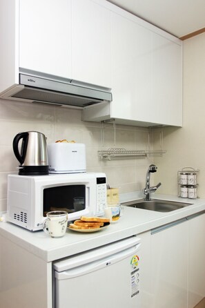 Fridge, microwave, stovetop, electric kettle - Hostel KW Gangnam (Seoul)