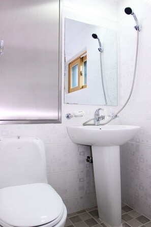 Ducha, secador de pelo, zapatillas y toallas