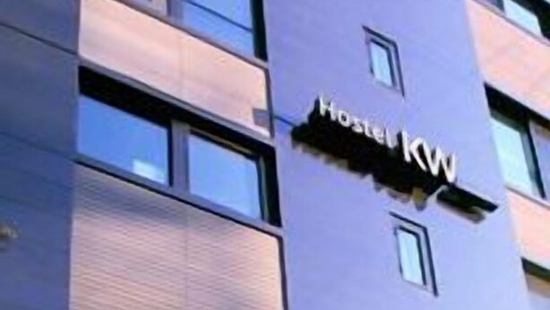 Un moderno edificio de hotel con un letrero que dice "Hotel KW" en la fachada.
