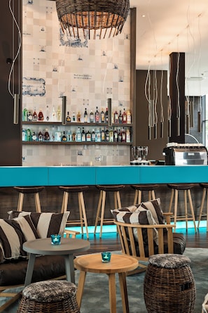 Bar (on property) - Motel One Bremen (Bremen)