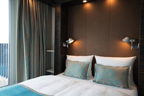Egyptian cotton sheets, premium bedding, blackout curtains - Motel One Bremen (Bremen)