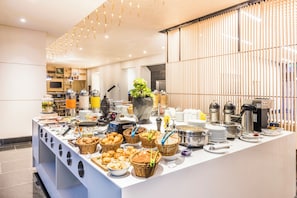 A buffet setup with various food items and kitchen appliances. - Holiday Inn Express & Suites Bogota DC (Bogotá)