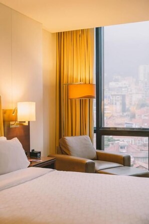 Standard Room, 1 Queen Bed | Minibar, in-room safe, desk, laptop workspace - Holiday Inn Express & Suites Bogota DC (Bogotá)