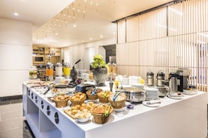 Free daily English breakfast