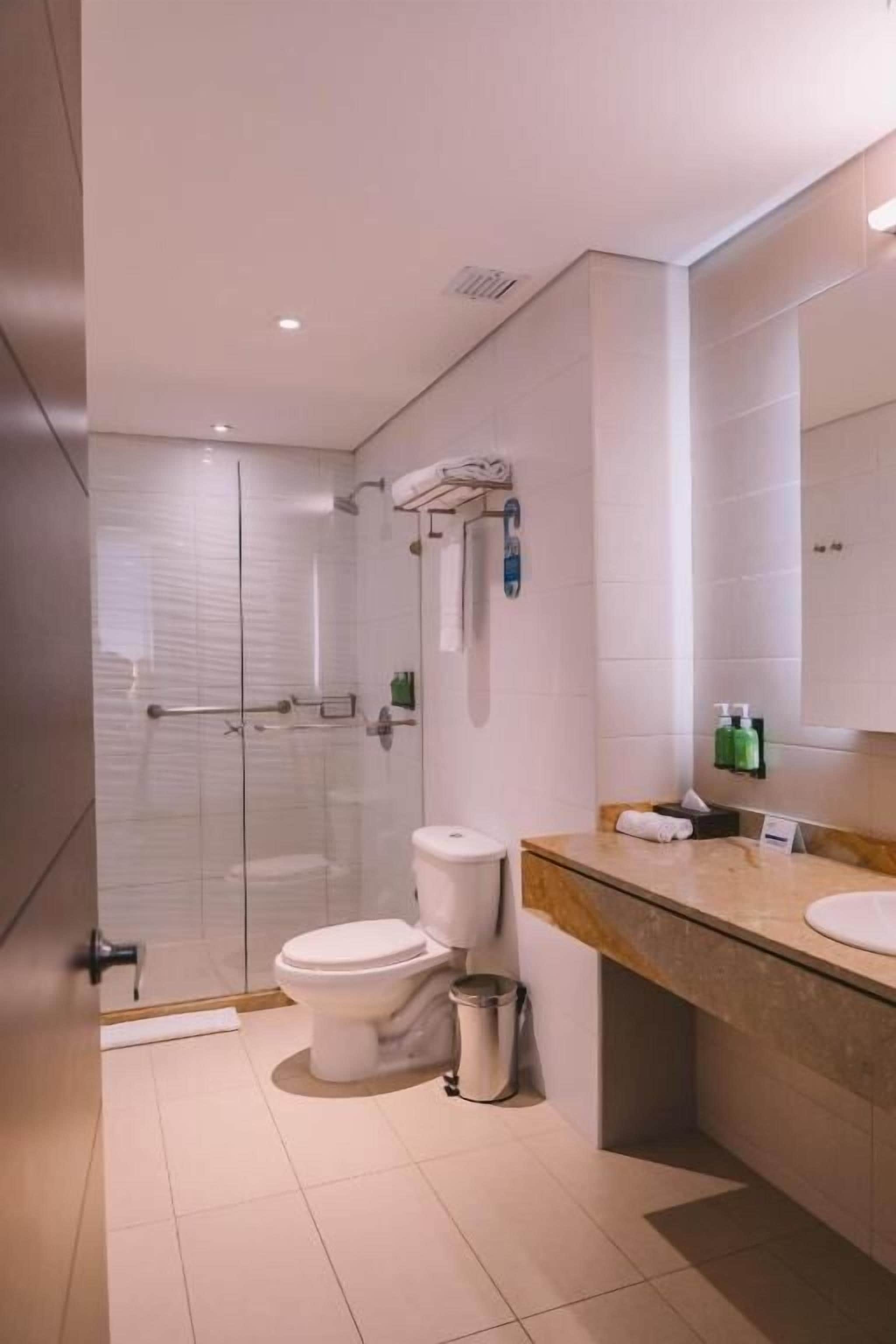 suite, 1 king bed, balcony | bathroom | shower, rainfall showerhead, hair dryer, towels