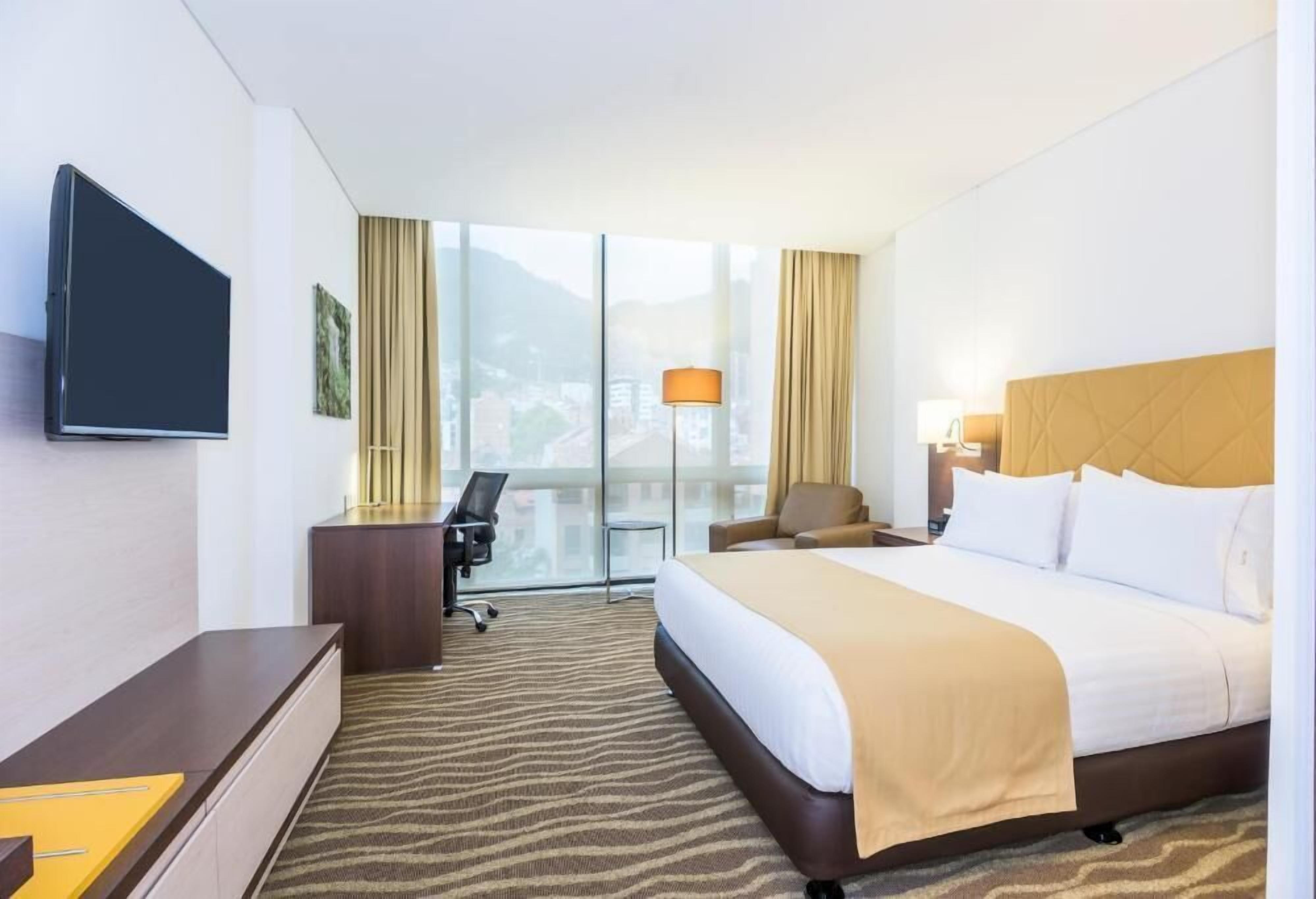 Standard Room | Minibar, in-room safe, desk, laptop workspace