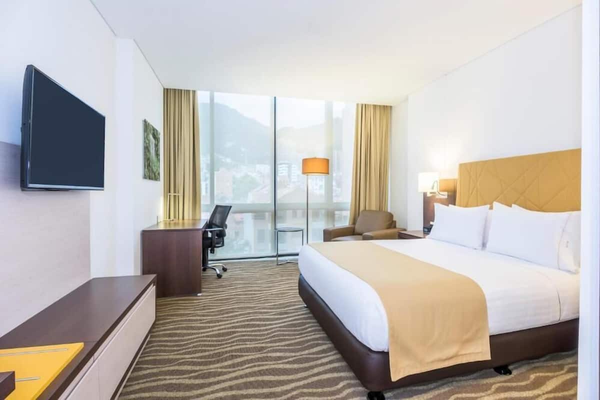 Standard Room | Minibar, in-room safe, desk, laptop workspace