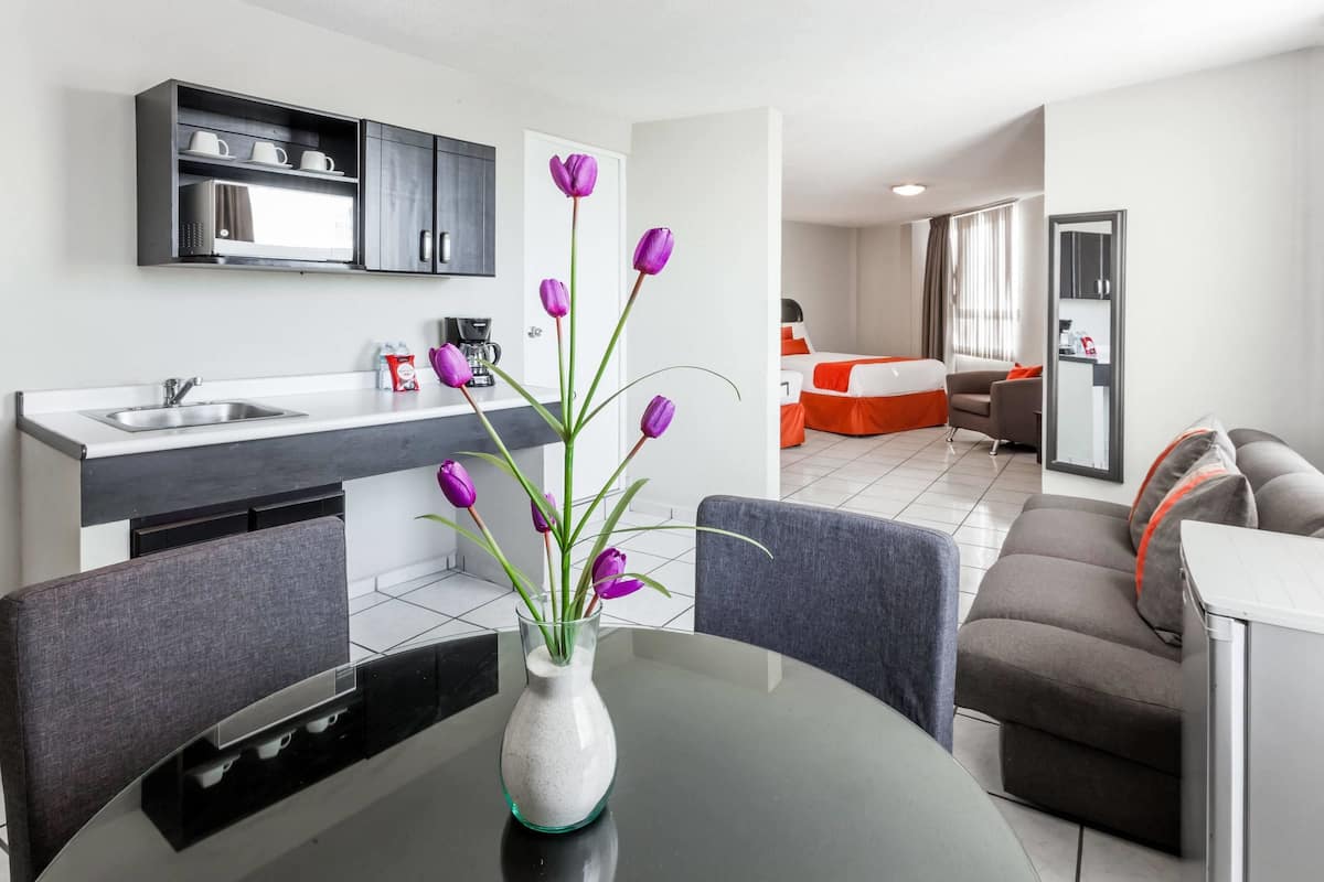 Suite junior, 2 camas matrimoniales, para no fumadores | 1 habitación, ropa de cama de alta calidad y edredón