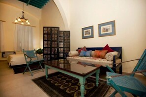 Minibar, bàn ủi/dụng cụ ủi quần áo 