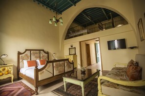 Minibar, tabla de planchar con plancha y cunas gratuitas