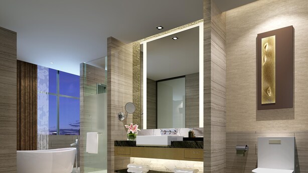 Een moderne badkamer met een bad, een wastafel, een toilet en een grote spiegel.