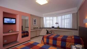 Minibar y caja de seguridad en la habitación