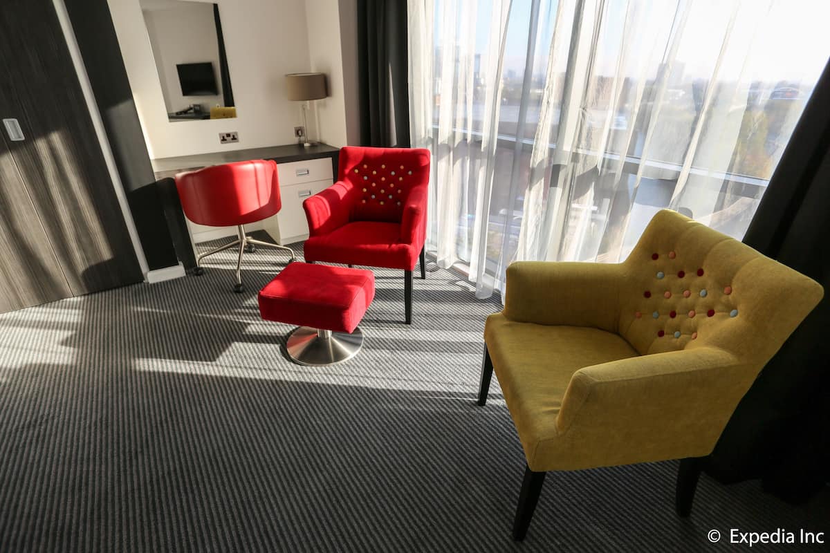 executive twin room | 1 bedroom, free minibar, in-room safe, desk