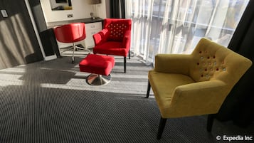 Executive Twin Room | Free minibar, in-room safe, desk, blackout curtains