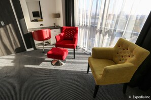 Minibar con artículos gratuitos y caja de seguridad en la habitación 