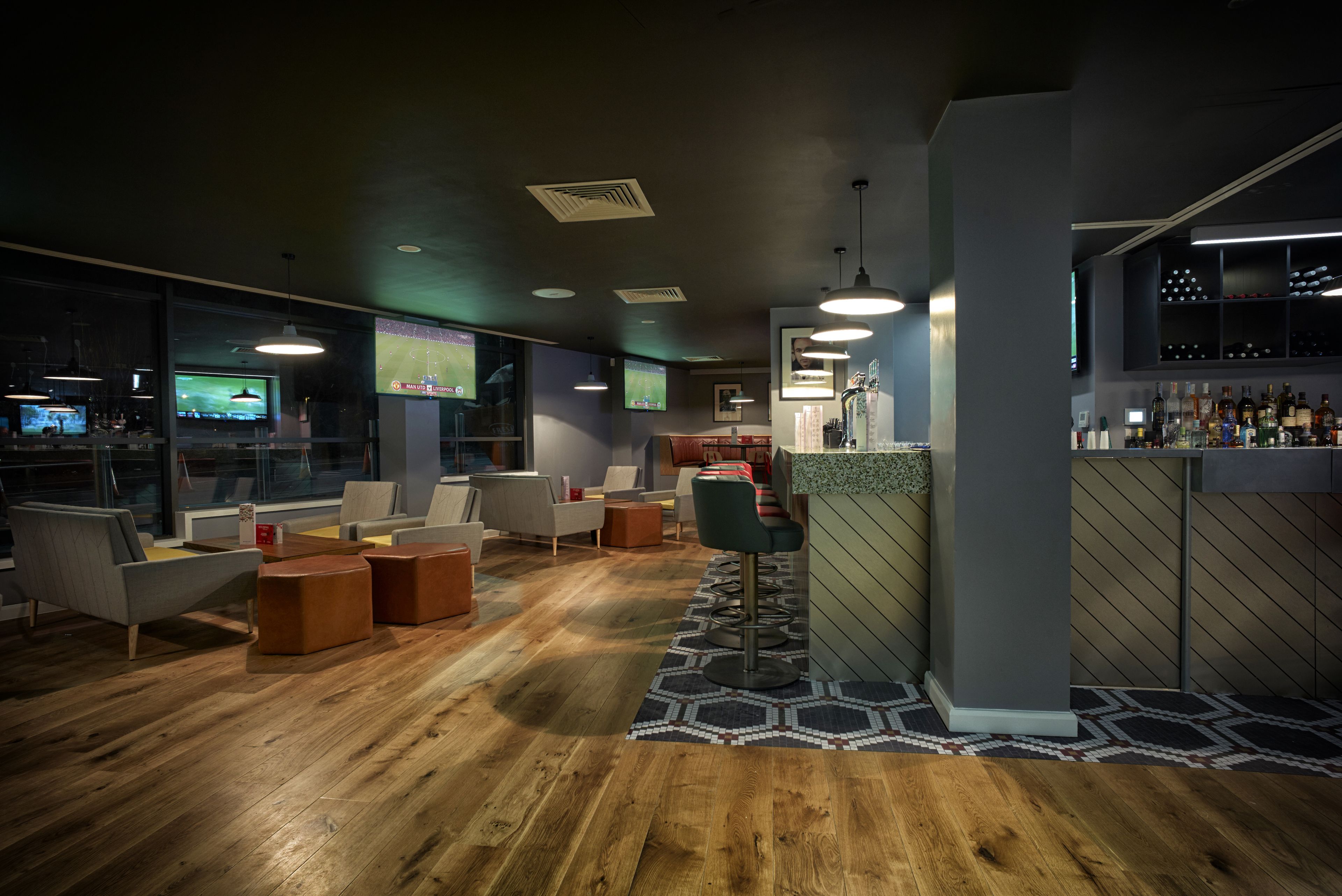 Bar (trong khuôn viên)