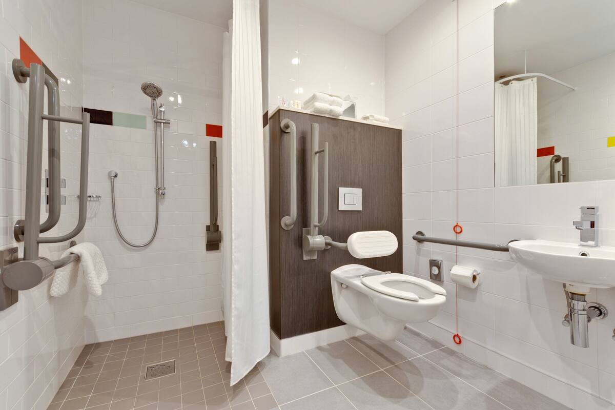 standard room, 1 king bed | bathroom | free toiletries, hair dryer, towels, soap