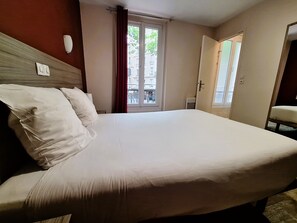 Double Room | Iron/ironing board, bed sheets - Hipotel Paris Gambetta Republique (Paris)