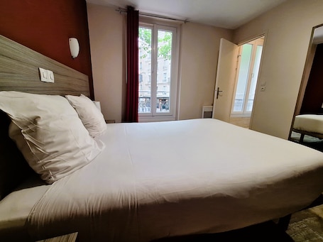 Double Room | Iron/ironing board, bed sheets