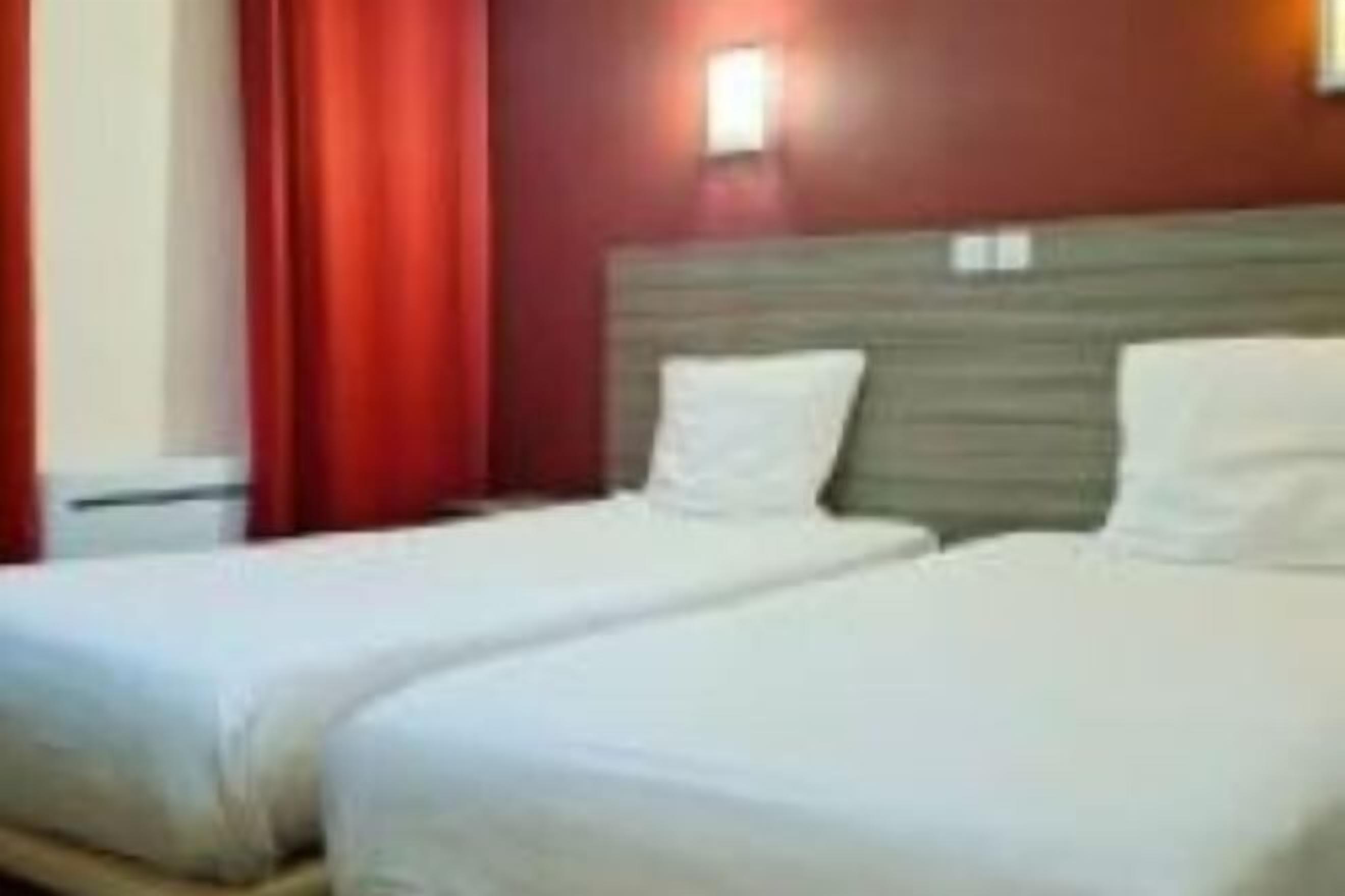 Iron/ironing board, bed sheets