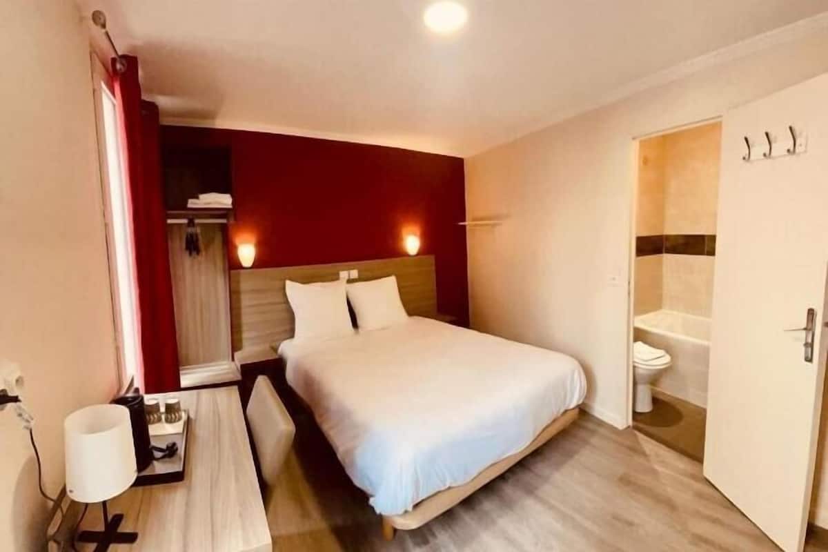 Tabla de planchar con plancha y ropa de cama