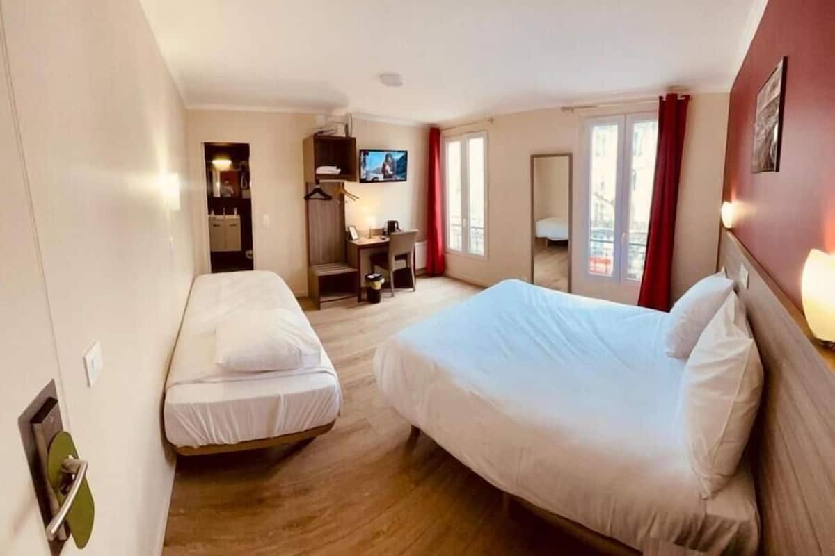 Chambre Triple | Fer et planche Ă repasser, draps fournis
