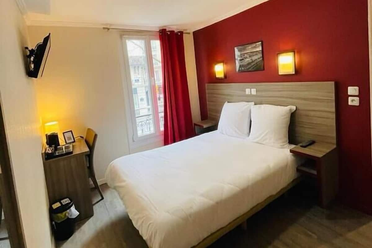 Iron/ironing board, bed sheets