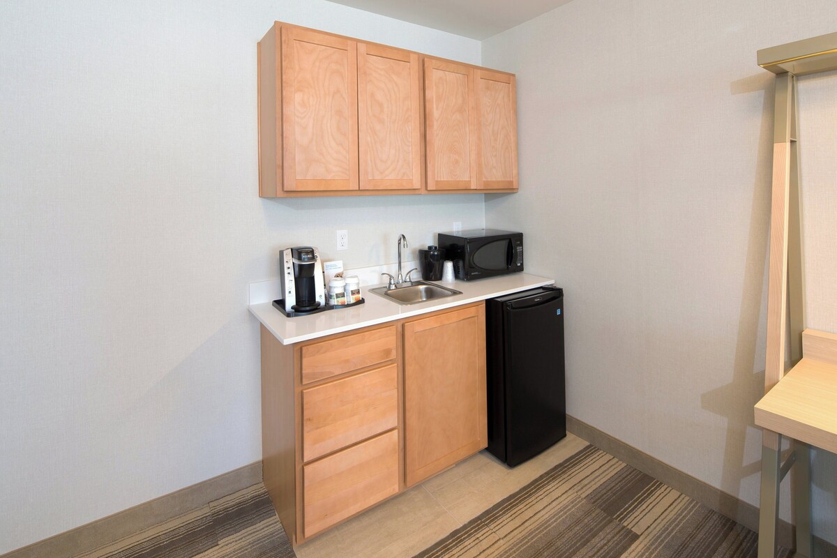 Suite, 1 kingsize bed met slaapbank (Walk-In Shower) | Kamervoorziening