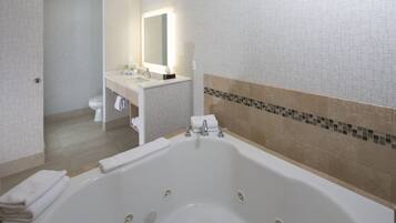 Máy sấy tóc, khăn tắm, xà phòng, dầu gội