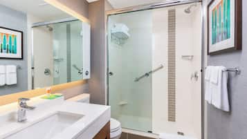 Articles de toilette de luxe, sèche-cheveux, serviettes fournies