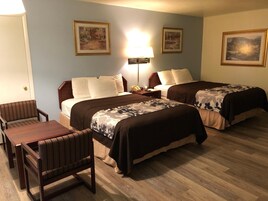 Escritorio, cortinas blackout y tabla de planchar con plancha 