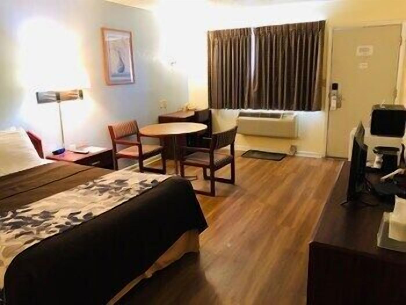 โต๊ะทำงาน, ผ้าม่านกันแสง, เตารีด/โต๊ะรีดผ้า, Wi-Fi ฟรี