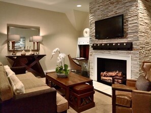 Premium-Suite, 1 King-Bett (Louis Baker Suite - Mews) | Wohnbereich | Flachbildfernseher