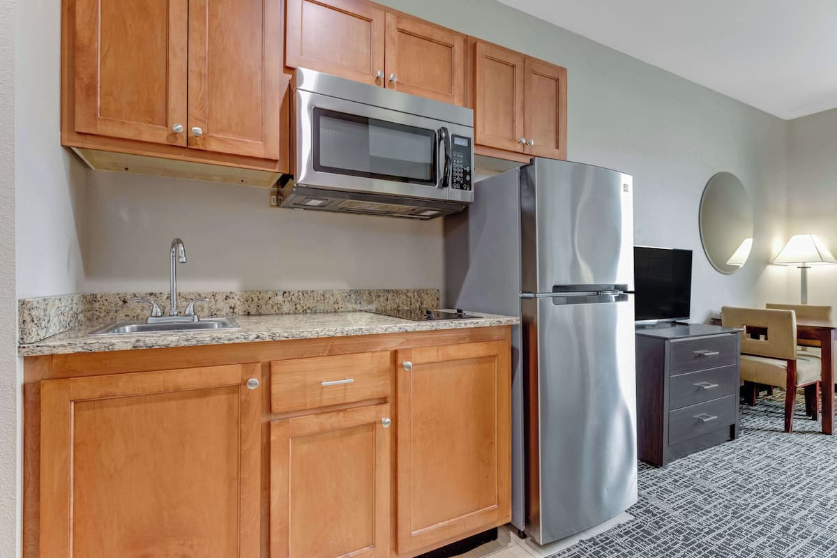 fridge, microwave, coffee/tea maker