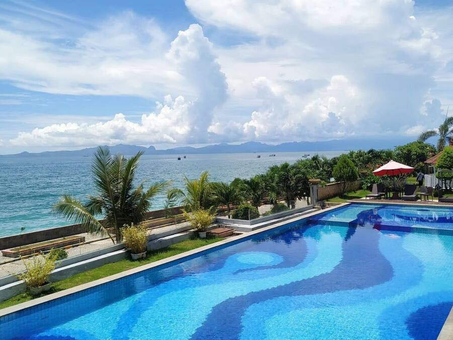 Kolam renang outdoor, dengan cabana gratis dan kursi berjemur