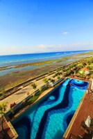 Outdoor pool, free cabanas, sun loungers