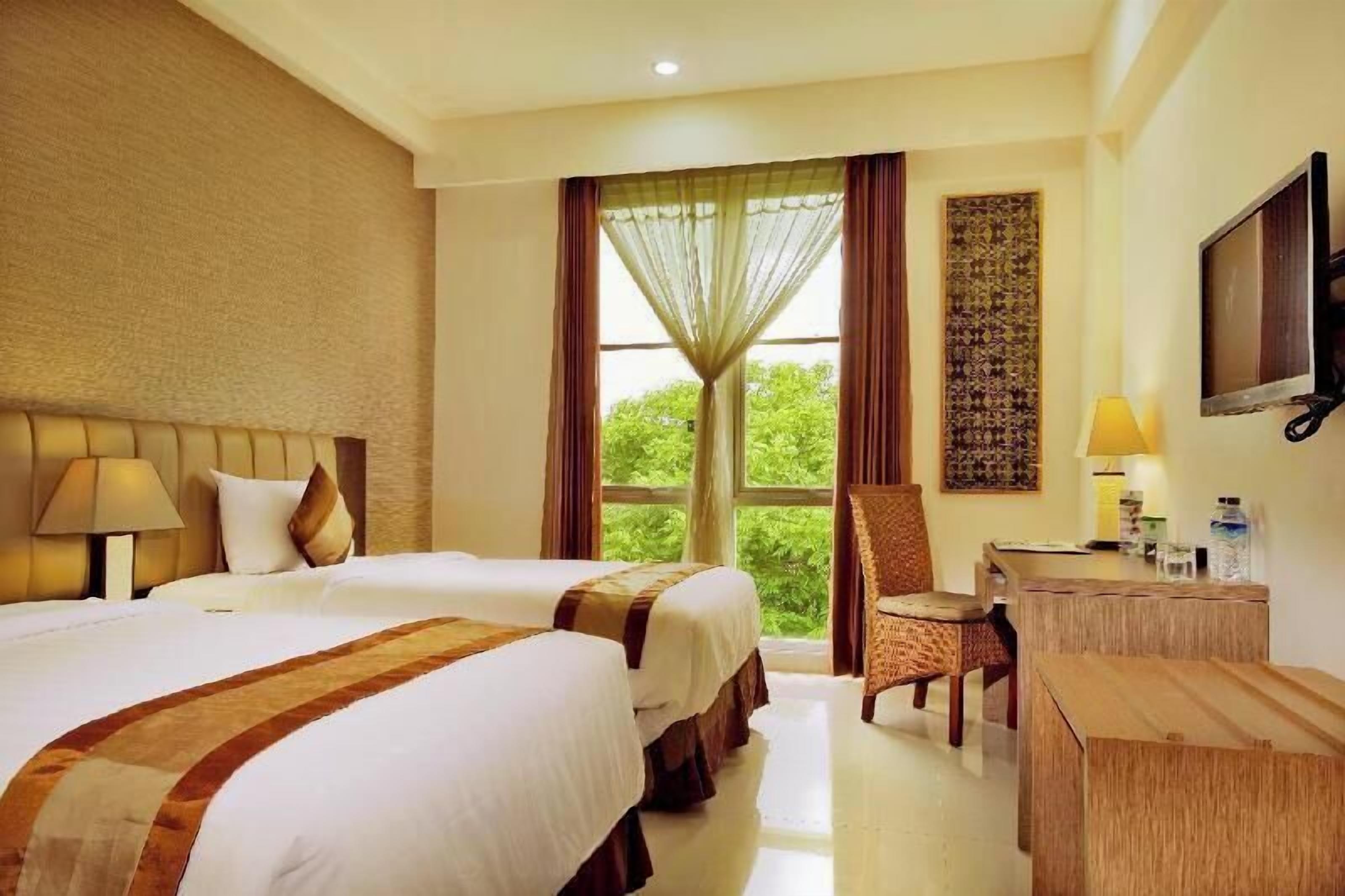Bộ đồ giường cao cấp, két bảo mật tại phòng, bàn, phòng cách âm 