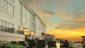 Een buitenzwembad, gratis zwembadcabana's en ligstoelen