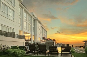 Outdoor pool, free cabanas, sun loungers