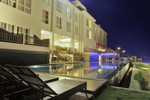 Kolam renang outdoor, dengan cabana gratis dan kursi berjemur