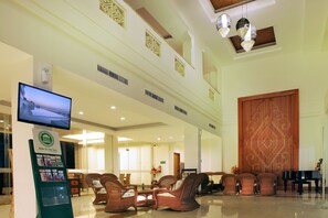 Lobby sitting area - Hotel On The Rock (Kupang)