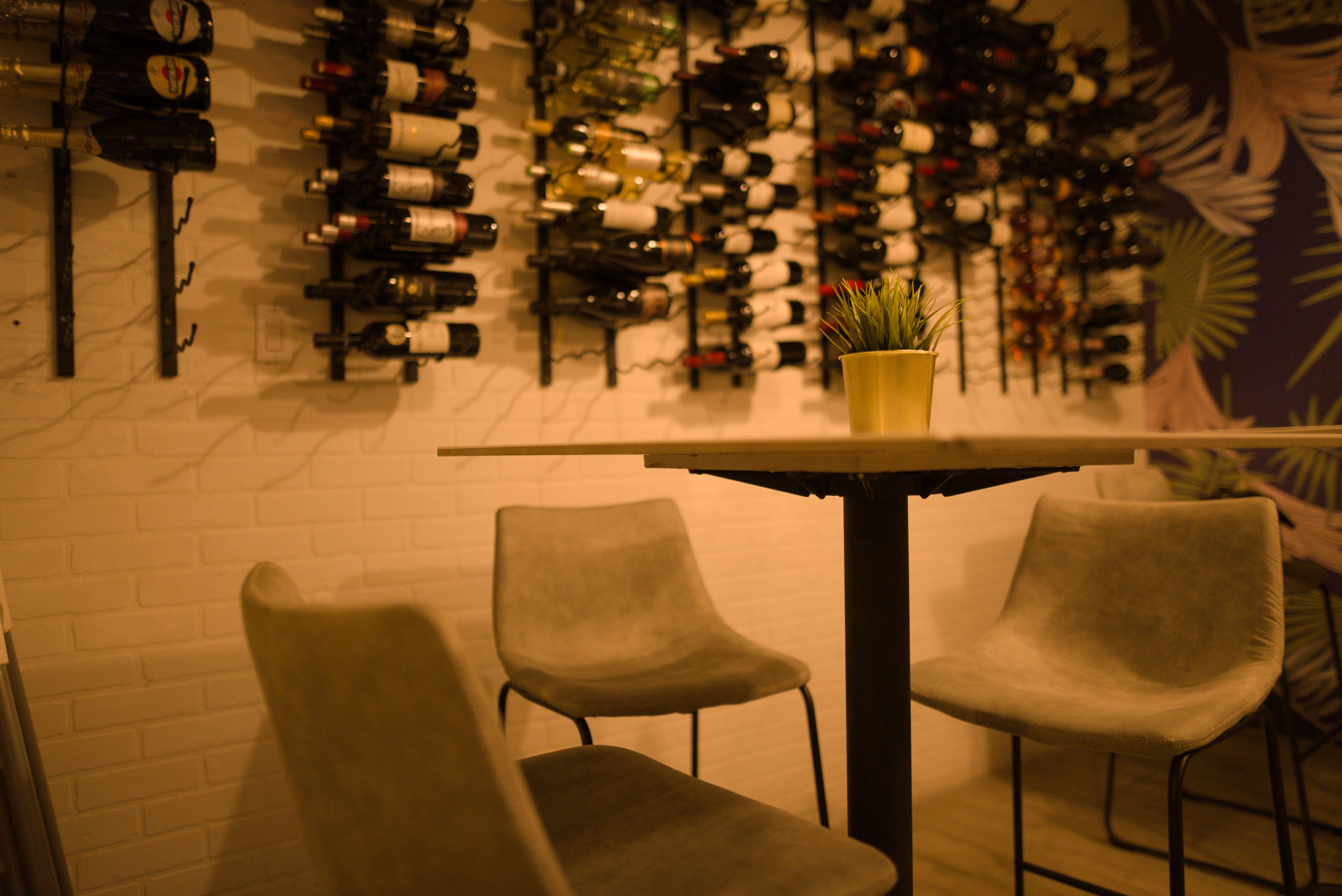 breakfast, lunch, dinner served; international cuisine