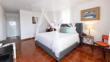 Habitación Deluxe | Tabla de planchar con plancha y ropa de cama