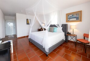 Tabla de planchar con plancha y ropa de cama 