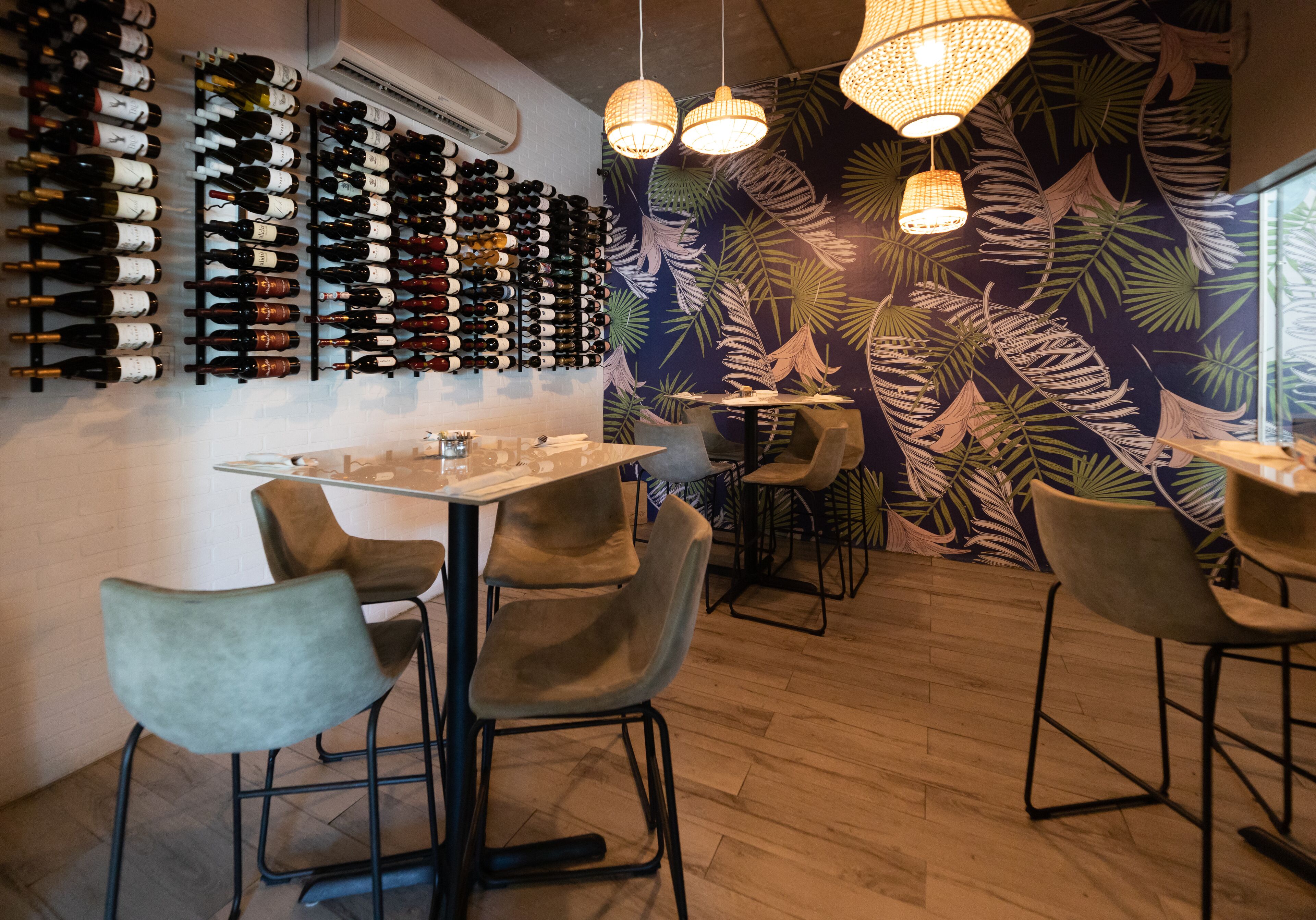 Phục vụ bữa sáng, bữa trưa, bữa tối, món ăn mang phong cách quốc tế 