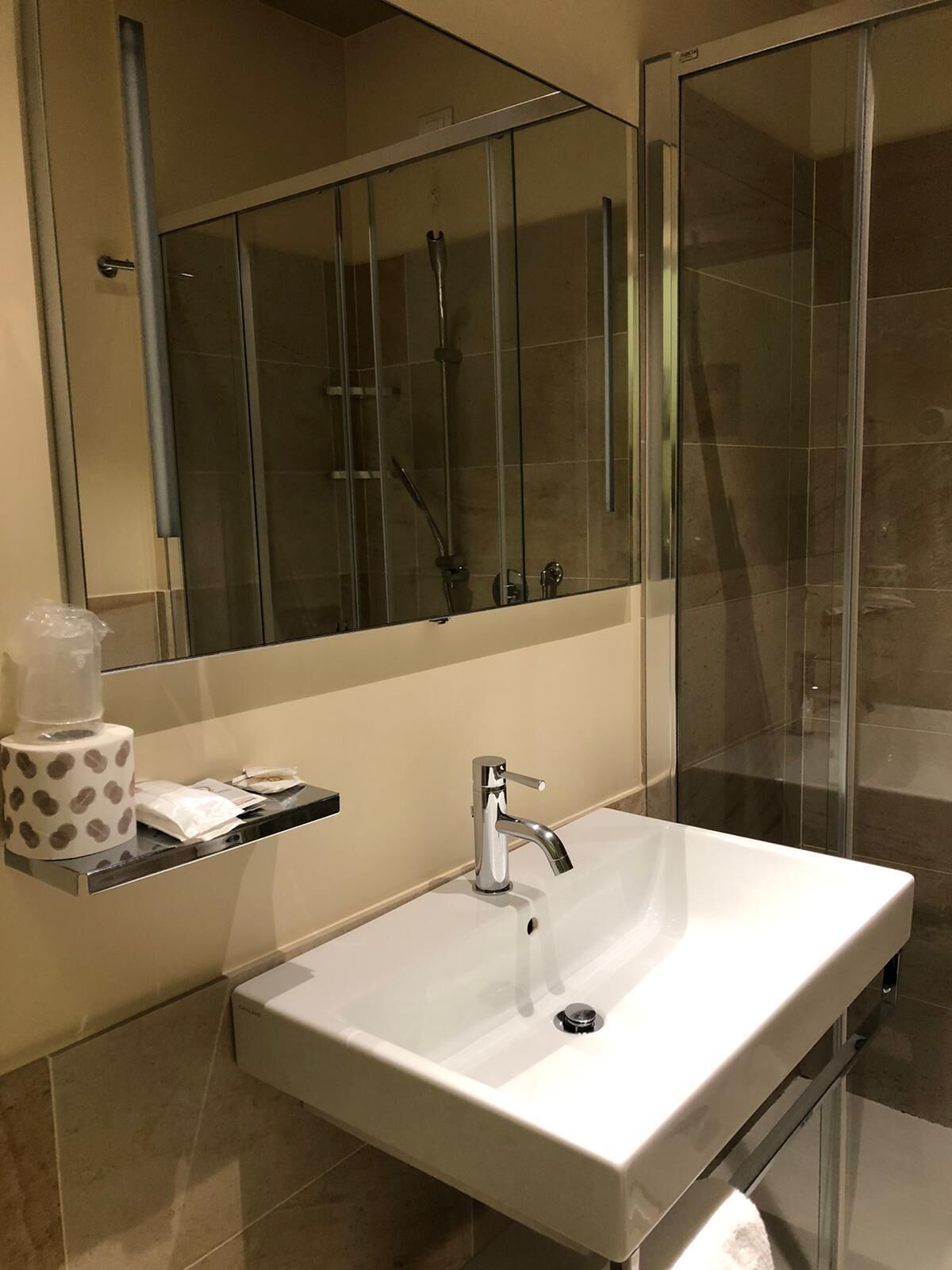 shower, free toiletries, hair dryer, bidet